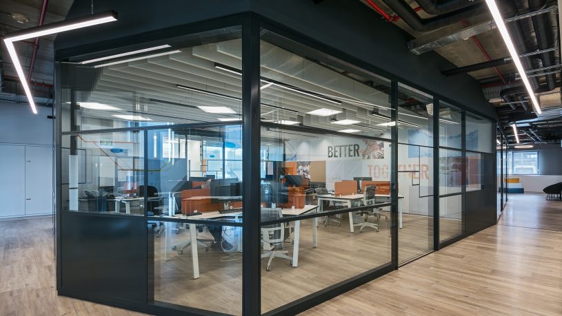 השכרת משרדים קרית אריה - חדר ישיבות שקוף