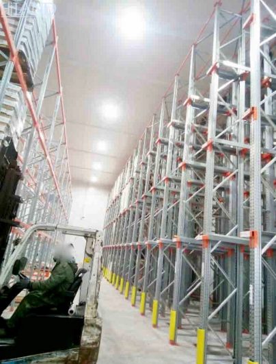 מבנה אחסון בקירור