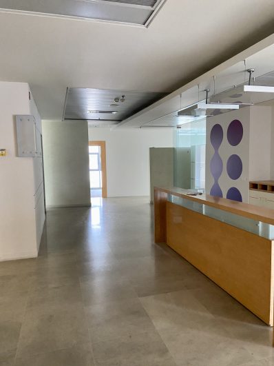 540מר משרדים להשכרה במגדלי אקרשטיין / יחידה מחודשת מהיסוד / מיידי משרדים בהרצלה המנופים אקרשטיין